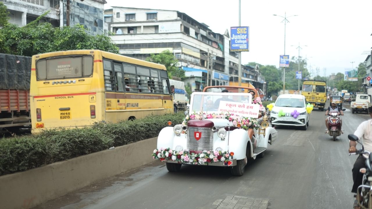 त्यांनी खास रोल्स रॉयस गाडी भाड्याने आणली. इतकंच नाही, तर घरातील इतर गाड्याही आकर्षकपणे सजवून एक मोठा ताफा तयार केला. या शाही ताफ्यासह रेयांशला शाळेत सोडण्यात आलं.