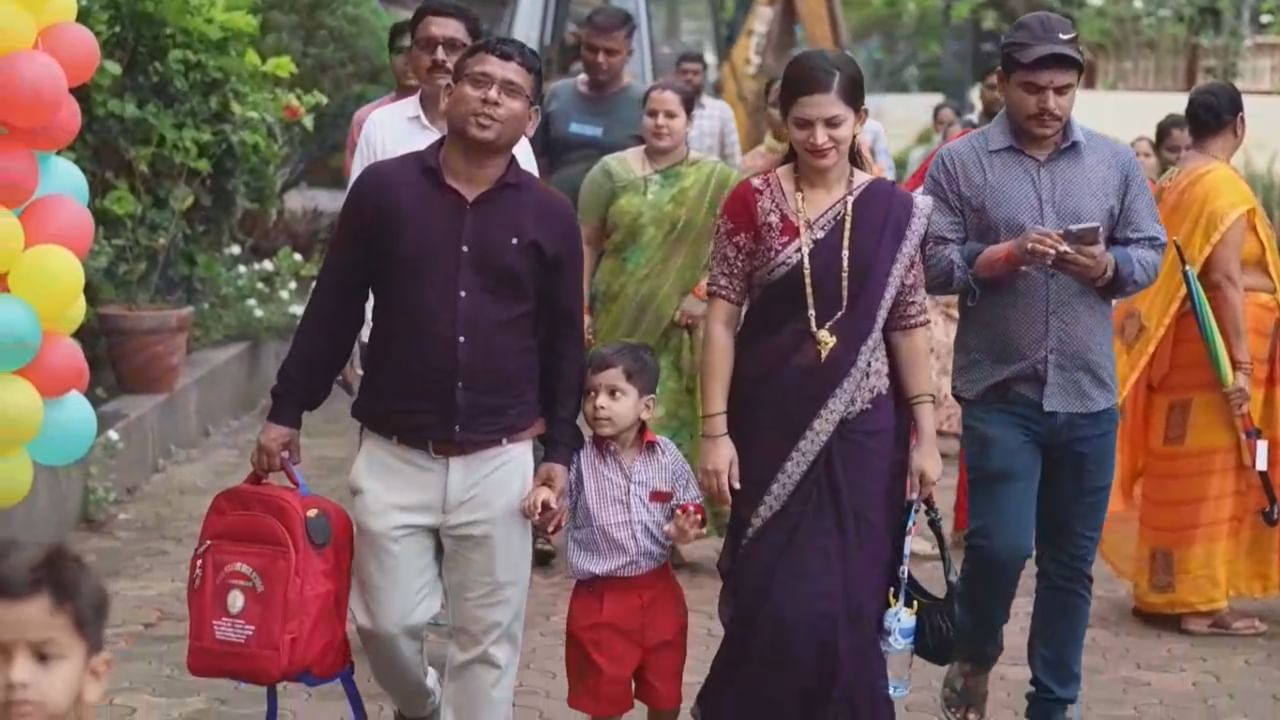 १२ जून रोजी रेयांशचा शाळेतील पहिला दिवस होता. हा दिवस त्याच्यासाठी अविस्मरणीय व्हावा आणि त्याला शिक्षणाची गोडी लागावी, या उद्देशाने नमित भोईर यांनी ही हटके कल्पना प्रत्यक्षात आणली.