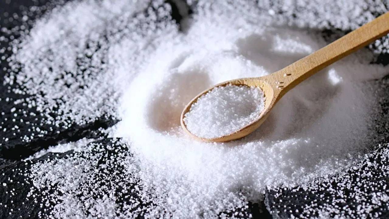 जर तुम्हाला वाटत असेल की तुमच्या घरात वास्तुदोष आहे, तर झोपताना उशाखाली मिठाचे पॅकेट ठेवावे. तसंच जर तुमच्या आयुष्यात ताणतणाव खूप वाढला असेल, तर तुम्ही उशाखाली मिठाचे पॅकेट देखील ठेवू शकता. शुक्रवारी रात्री तुम्ही तुमच्या उशीखाली मिठाची पिशवी ठेवावी आणि दर शुक्रवारी ती बदलत राहावी. 11 आठवडे असे केल्याने तुम्हाला तुमच्या घरात फायदे दिसू लागतील.