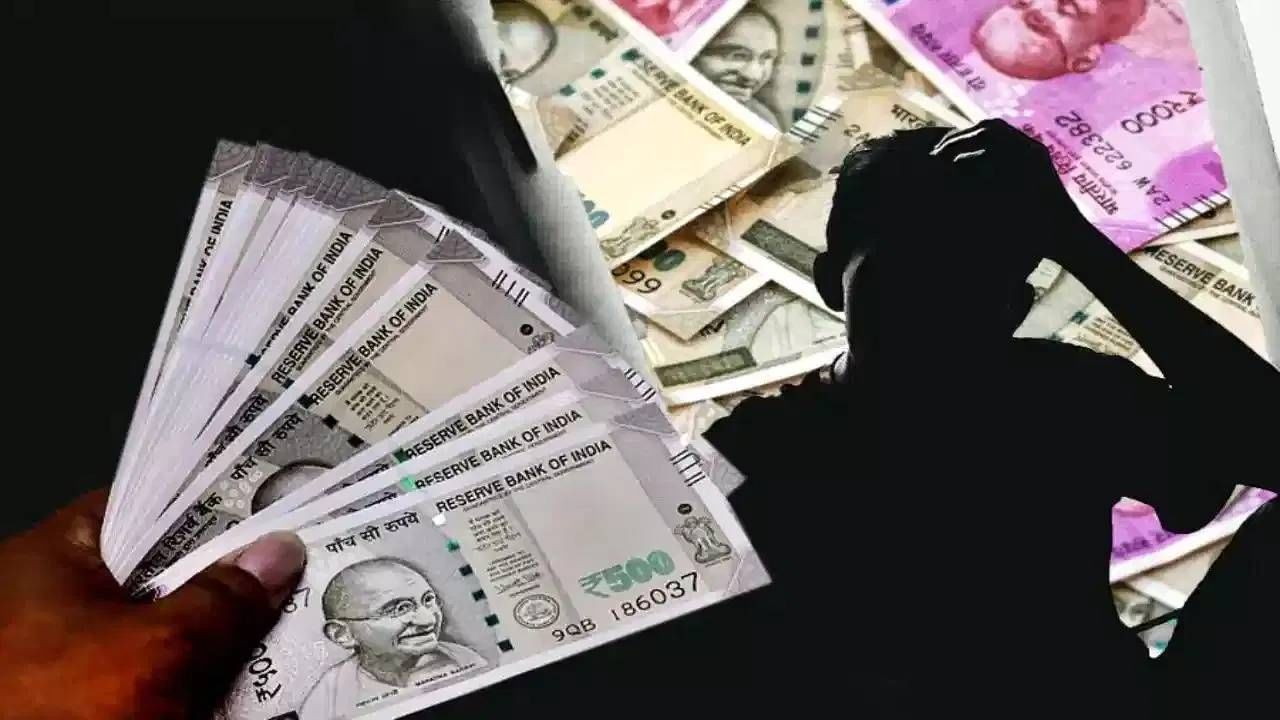 जर तुमची आर्थिक परिस्थिती चांगली नसेल, तर रात्री झोपताना उशीखाली मिठाची पिशवी ठेवावी. झोपण्यापूर्वी हातात मिठाची पिशवी घेऊन 'ओम धनाय नम:' या मंत्राचा जप सुरू करा. तुम्ही हे '11 वेळा' करावे. जर तुम्ही हे काही दिवस केले तर तुम्हाला थोड्याच वेळात त्याचे फायदे दिसतील.