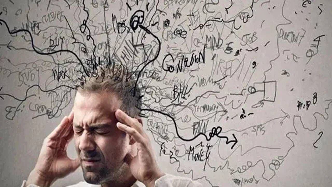 जर तुम्हाला नकारात्मक उर्जेपासून मुक्ती मिळवायची असेल, तर दररोज रात्री झोपण्यापूर्वी उशाखाली मीठाचे पॅकेट ठेवाव. असं केल्याने तुमच्या जीवनातून नकारात्मक ऊर्जा हळूहळू नाहीशी होईल. याशिवाय, रात्री उशाखाली मीठ ठेवल्याने तुम्हाला झोपही चांगली लागेल.  