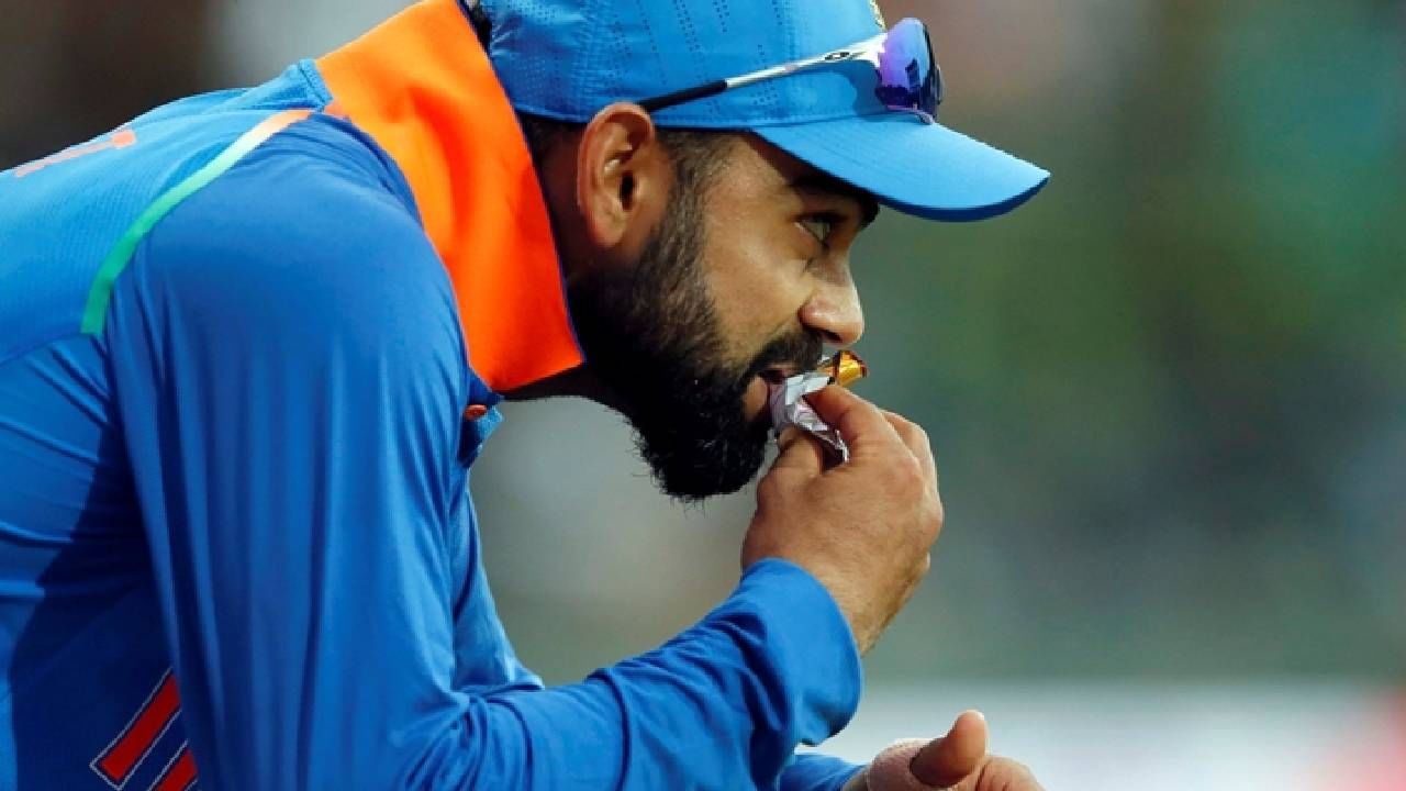 मॅचदरम्यान विराट अनेकदा एक चॉकलेट खातान दिसतो, ते नेमकं कोणतं चॉकलेट आहे, त्याची खासियत काय हा प्रश्न अनेकांना पडलेला असतो.
