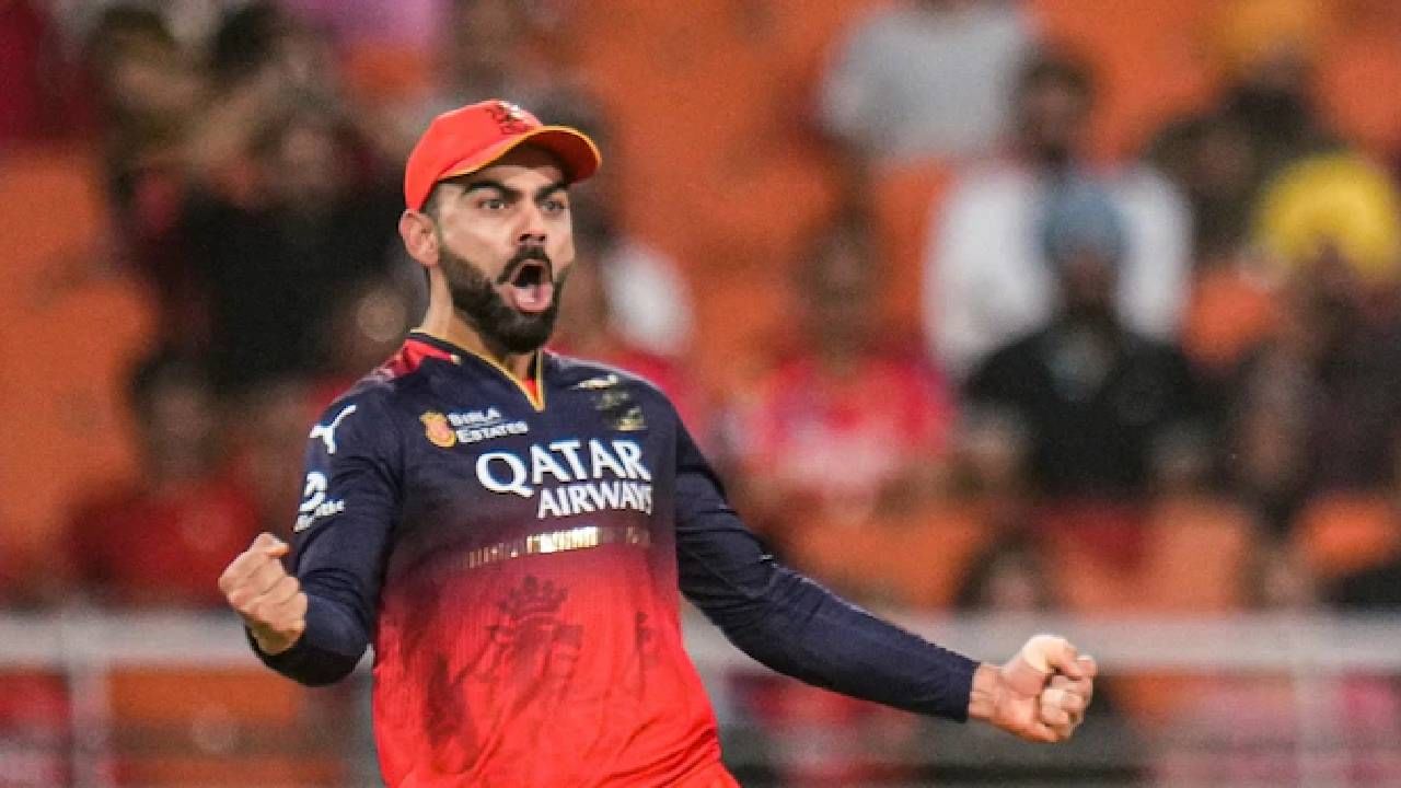 2022, 2023 आणि 2024 मध्ये विराटचा लिलाव 15 कोटी रुपयांना झाला होता. दोन कोटींनी ही रक्कम कमी झाली होती. परंतु यंदाच्या आयपीएलमध्ये त्याचा लिलाव थेट 21 कोटींवर झाला. विराट गेल्या 18 वर्षांपासून आयपीएलमध्ये आरसीबीसाठीच खेळतोय.  
