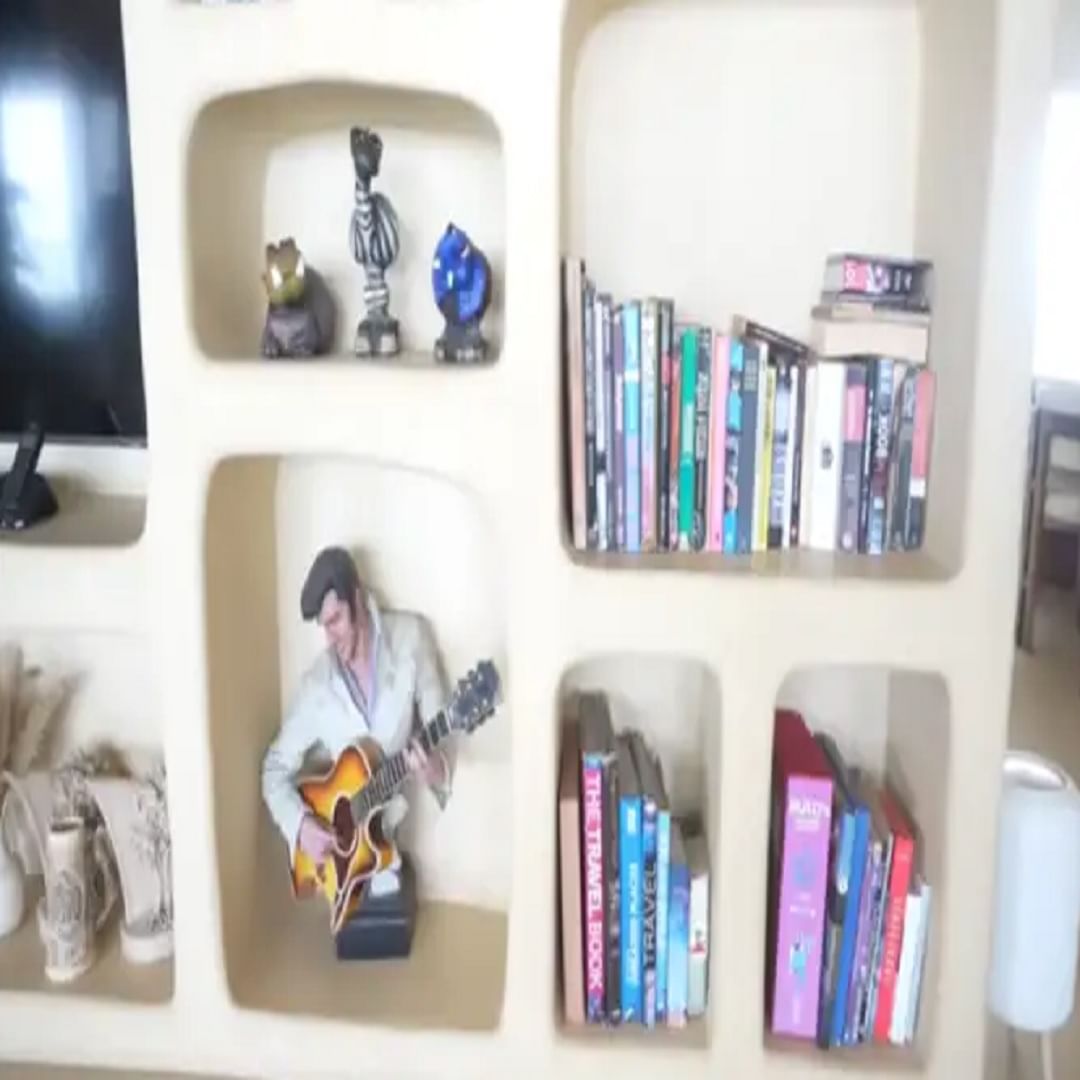 या घराची सर्वात खास गोष्ट म्हणजे त्यात एक सुंदर भिंत आहे. या भिंतीवर अनेक पुस्तके, फुलदाण्या, सजावटीच्या वस्तू, चित्रपट आणि पुतळे सजवलेले आहेत.