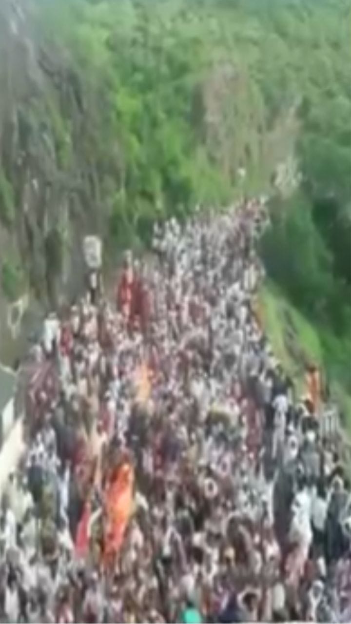 दिवे घाटातून पंढरपूरला निघालेल्या वारीची ड्रोन दृश्य Drone view of Vari ...