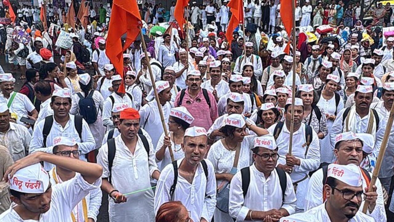 पुण्यातील पालखी सोहळ्यात 'एआय' कॅमेऱ्यांनी मोजली गर्दी, किती लाख वारकरी आले? पुण्यातील पालखी सोहळ्यात 'एआय' कॅमेऱ्यांनी मोजली गर्दी, किती लाख वारकरी आले?