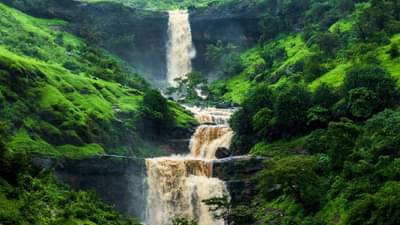 पावसाळ्यात धबधब्याच्या ठिकाणी फिरायला जात असाल तर या चुका करू नका