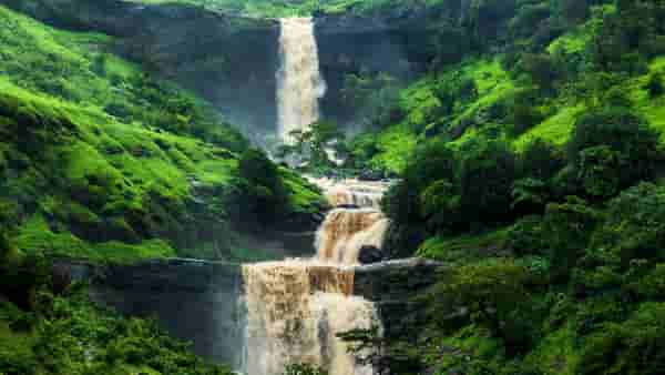 पावसाळ्यात धबधब्याच्या ठिकाणी फिरायला जात असाल तर या चुका करू नका