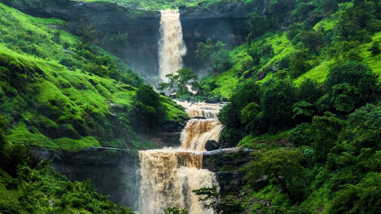 पावसाळ्यात धबधब्याच्या ठिकाणी फिरायला जात असाल तर 'या' चुका करू नका