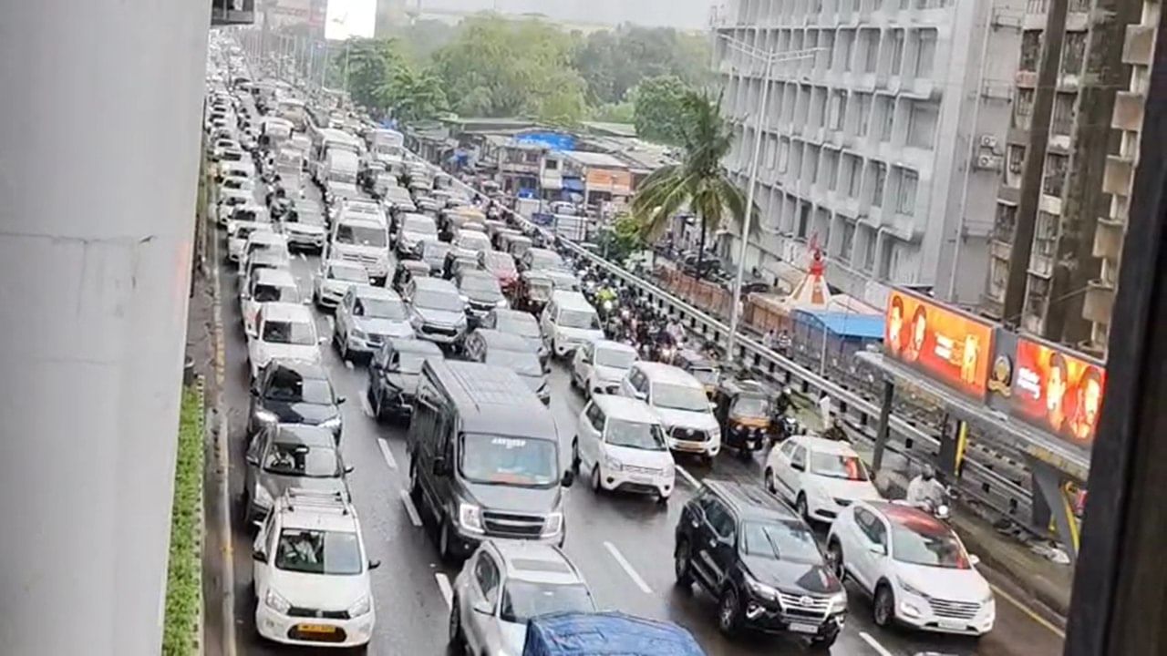 रात्रभर झालेल्या पावसामुळे आणि जलमय रस्त्यांमुळे चाकरमान्यांना कामावर पोहोचण्यास उशीर होण्याची शक्यता आहे.