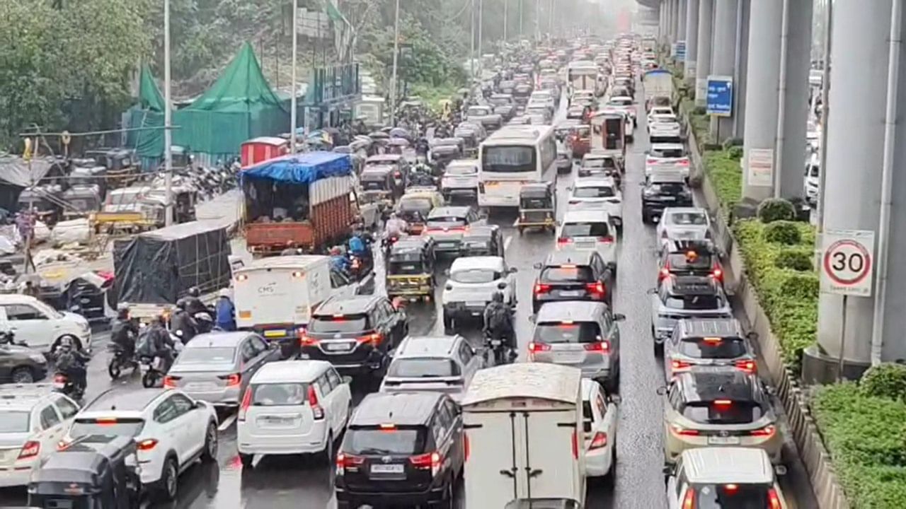 मुंबईतील मुसळधार पावसामुळे नागरिकांना साचलेल्या पाण्यातून वाट काढावी लागत आहे.