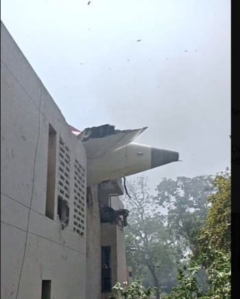 दरम्यान, या विमानाच्या अपघाताची वेगवेगळी कारणं सांगितली जात असली तरी या विमानाचा ब्लॅकबॉक्स सापडल्यानंतर अपघाताचे नेमके कारण काय हे समजू शकणार आहे.   