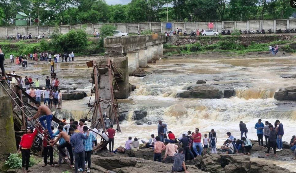 तसेच, आमचं या पुलावरून रोज येणं-जाणं असतं. हा पूल जीर्ण झालेला आहे. हा पूल पूर्णपणे वाकलेला होता. हा पूल मधोमध पडला आहे, असं गणेश पवार यांनी सांगितलं. 