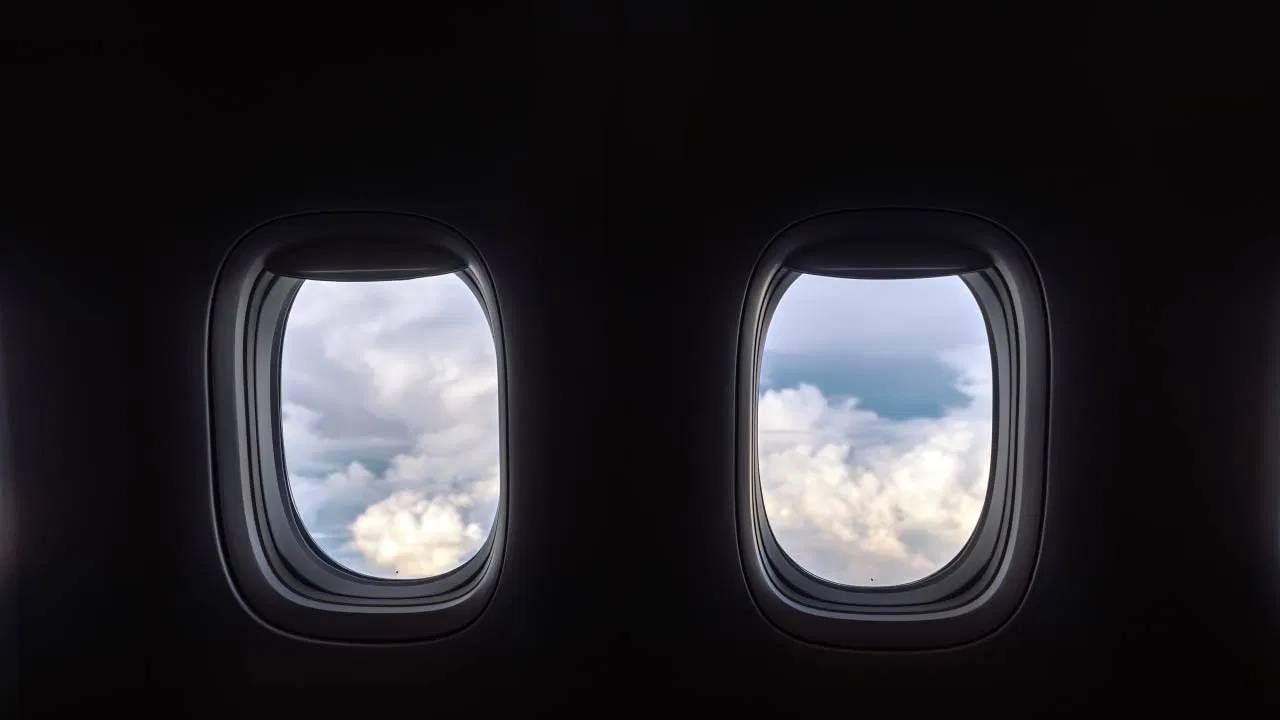 1950 सालापूर्वी विमाने कमी वेगाने उड्डाण करत होती, ज्यामुळे जास्त इंधन लागत असे आणि ते महाग होते. विमान प्रवास अधिक लोकप्रिय होत असताना, इंधन खर्च कमी करण्यासाठी विमान कंपन्यांनी त्यांचा वेग वाढवला. वेग वाढल्यावर दाब कमी करण्यासाठी लंबवर्तुळाकार खिक्या बसवण्यास सुरुवात झाली. याचे आणखी एक कारण आहे. चौकोनी खिडक्यांपेक्षा लंबवर्तुळाकार खिडक्या अधिक सुंदर दिसतात. हा त्यांचा प्लस पॉइंट आहे.