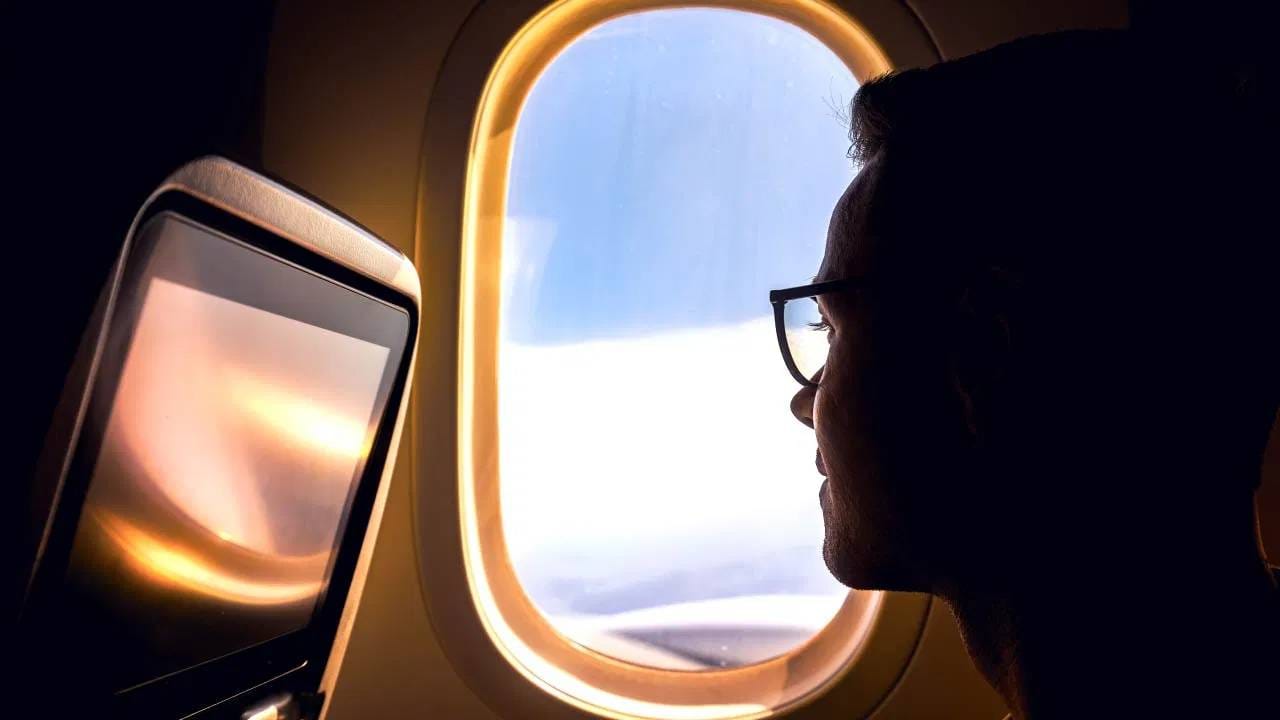 विलिस म्हणतात की आकाशात प्रवास करताना विमानाच्या आत आणि बाहेर हवेचा दाब खूप असतो. खिडक्या लंबवर्तुळाकार असल्याने, उड्डाणादरम्यान हवेच्या दाबात वारंवार बदल होत असल्याने खिडक्यांना नुकसान होण्याचा धोका जवळजवळ नसतो. याव्यतिरिक्त, विमानाचा वेग वाढतो आणि ते जास्त उंचीवर उडते तेव्हा हा दाब आणखी वाढतो.