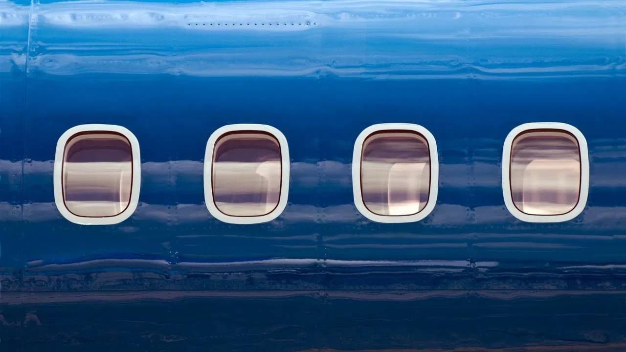 रीडर्स डायजेस्टमधील एका अहवालानुसार, विमानाच्या खिडक्या नेहमीच लंबवर्तुळाकार नसतात. 1950 सालापर्यंत, विमानाच्या खिडक्या चौकोनी आकाराच्या होत्या. त्या काळात विमाने आजच्यापेक्षा हळू आणि थोडी खाली उडत असत. मग तेव्हा चौकोनी असलेल्या खिडक्या आता लंबवर्तुळाकार आकारात का बदलल्या?