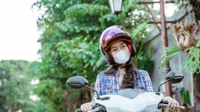 फक्त या मुलींना हेल्मेटशिवाय बाईक-स्कूटी चालवण्याची परवानगी, पावतीही फाडली जात नाही? तुम्हाला माहीत आहे का?