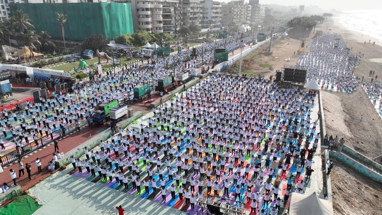 सिडनी ऑपेरा हाऊस असो, माउंट एव्हरेस्ट असो किंवा समुद्राचा विस्तार असो, योग हाँ सर्वांसाठी आहे, असंही त्यांनी नमूद केलं.