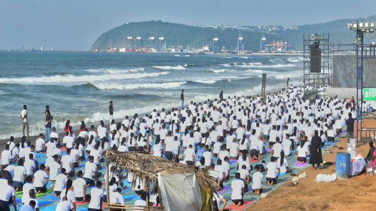 जिथे लोक आपला दिवस योगाने सुरू करतील. जिथे योग मानवतेला एकत्र बांधण्याचे माध्यम बनेल, असे पंतप्रधान नरेंद्र मोदी यांनी नमूद केलं.