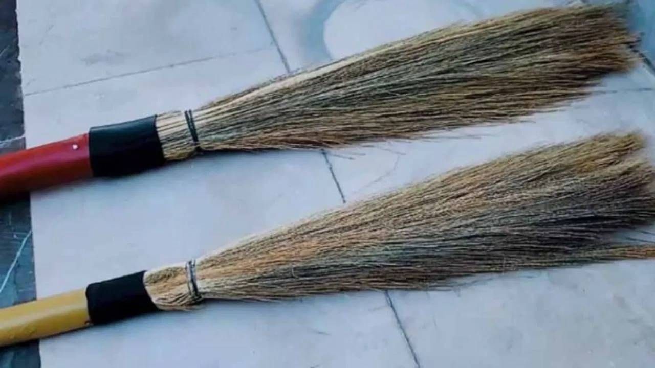 झाडू आणि लक्ष्मी यांच्यातील संबंध : भारतीय संस्कृतीत, लक्ष्मीला धन, समृद्धी आणि स्वच्छतेची देवी मानले जाते. धार्मिक मान्यतेनुसार, जिथे स्वच्छता असते तिथे लक्ष्मी वास करते. घर स्वच्छ करण्यासाठी झाडू हे मुख्य साधन मानले जाते. म्हणून, ते प्रतीकात्मकपणे देवी लक्ष्मीशी संबंधित आहे. जेव्हा झाडू अशुद्धपणे वापरला जातो किंवा तोडला जातो आणि फेकून दिला जातो तेव्हा, तुम्ही समृद्धी आणि देवी लक्ष्मीचा अनादर करत आहात असे मानले जाते.