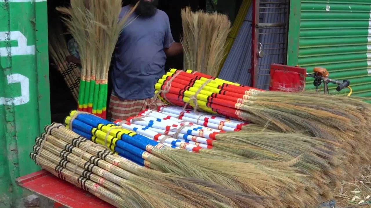 जुना झाडू फेकून देण्याचा योग्य मार्ग: जर तुम्ही नवीन झाडू खरेदी करत असाल तर जुना झाडू तोडून फेकून देऊ नका. वास्तुनुसार, अमावस्या, शनिवार किंवा होलिका दहनला जुना झाडू फेकून द्यावा पण तो तोडून नाही. याशिवाय, ग्रहणानंतर तुम्ही जुना झाडू देखील टाकूवन देऊ शकता. ( डिस्क्लेमर : वरील माहिती उपलब्ध स्रोतावरून देण्यात आलेली आहे. याच्या तथ्यांबद्दल आम्ही कुठलाही दावा करीत नाही, तसेच अंधश्रद्धेला दुजोरा देत नाही)