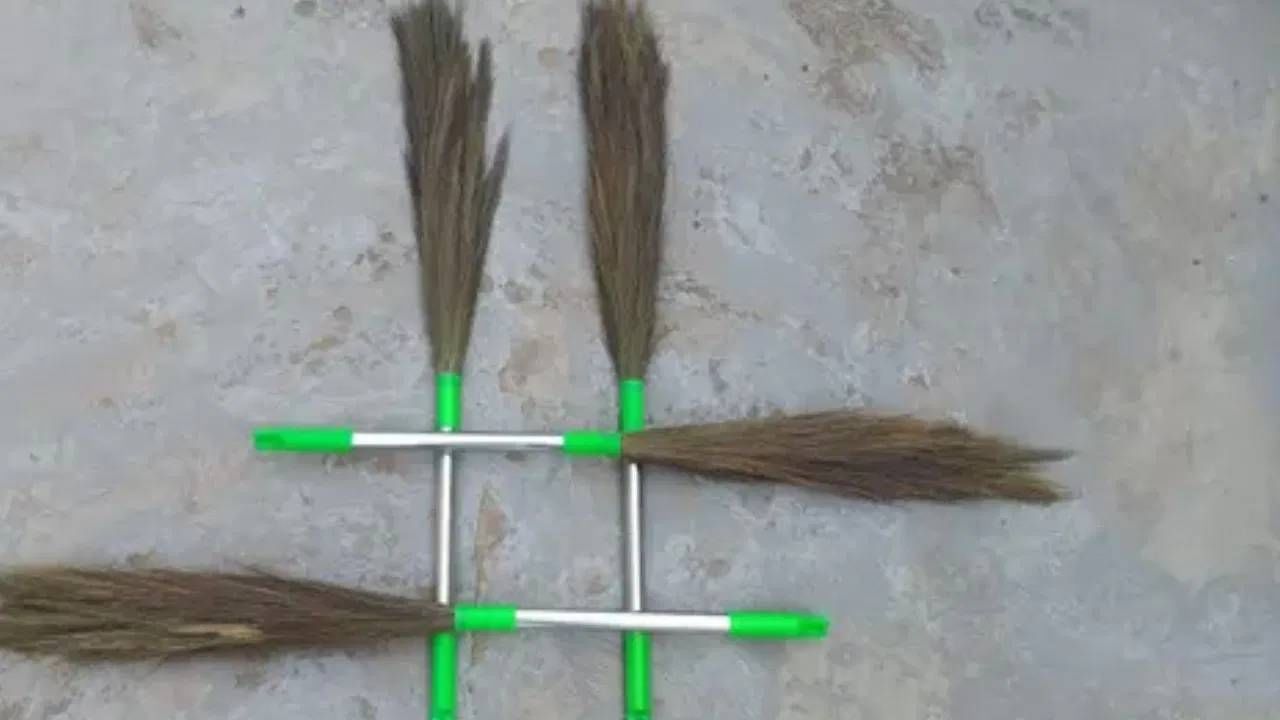 वडीलधारी मंडळी काय सांगतात ? : वडीलधारी मंडळी सांगायची की, झाडू किंवा केरसुणी देवी लक्ष्मीशी संबंधित आहे. ते घर स्वच्छ ठेवण्यास मदत करते, ज्यामुळे रोग दूर राहतात. जर तुम्ही झाडू तोडून फेकून दिला तर ते देवी लक्ष्मीचा अपमान मानला जातो. त्यामुळे घरात आर्थिक समस्या निर्माण होऊ शकतात, असाही एक समज आहे. 