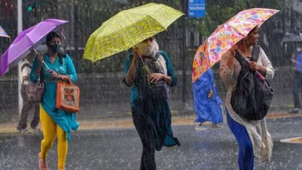 दरम्यान आता मोठी बातमी आहे, ती म्हणजे हवामान विभागानं पुन्हा एकदा राज्यातील अनेक भागांमध्ये अतिमुसळधार पावसाचा इशारा दिला आहे.वादळी वाऱ्यासह पाऊस होणार आहे.