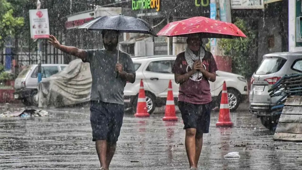 हवामान विभागानं दिलेल्या इशाऱ्यानुसार पुढील 24 तासांमध्ये कोकणात अतिमुसळधार पावसाची शक्यता आहे. ठाणे, पालघर, रायगड, रत्नागिरी आणि सिंधुदुर्गा या जिल्ह्यांना हाय अलर्ट देण्यात आला आहे.