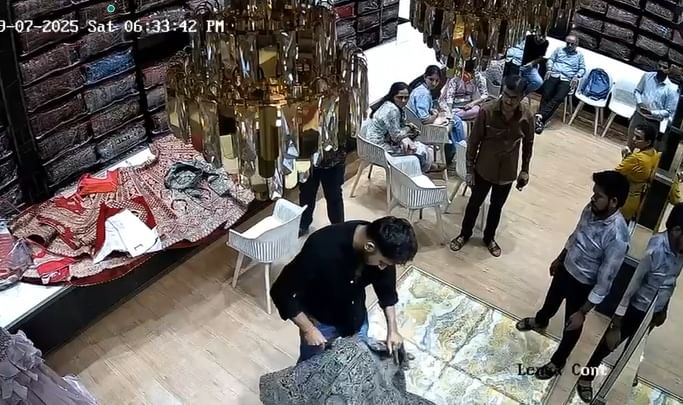 त्यामुळे संतप्त झालेली मेघना माखीजा आणि तिचा होणारा नवरा सुमित सयानी यांनी 19 जुलै रोजी दुकानात जाऊन गोंधळ घातला. एवढंच नाही तर सुमित सयानी याने थेट खिशातून सुरी काढून तो लेहंगा सर्वांसमोर फाडला. तसेच दुकानदाराला धमकी दिली की, हा लेहंगा जसा फाडला, तसंच तुझं आयुष्यही फाडून टाकेन...!