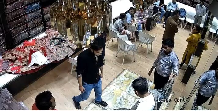  कल्याणच्या जुन्या आग्रा रोडवरील एका कपड्याच्या दुकानात खळबळजनक प्रकार घडला आहे. 30 हजार रुपये किंमतीचा लेहंगा परत न घेतल्याच्या कारणावरून संतप्त ग्राहकाने दुकानात येऊन थेट सुरी काढली आणि तो लेहंगा फाडून टाकत दुकानदाराला ठार मारण्याची धमकी दिली. या प्रकरणी बाजारपेठ पोलीस ठाण्यात गंभीर गुन्हा दाखल करण्यात आला आहे.