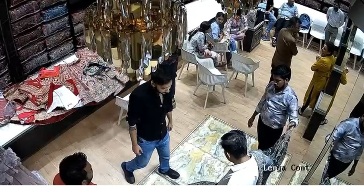  कल्याणच्या जुन्या आग्रा रोडवरील एका कपड्याच्या दुकानात खळबळजनक प्रकार घडला आहे. 30 हजार रुपये किंमतीचा लेहंगा परत न घेतल्याच्या कारणावरून संतप्त ग्राहकाने दुकानात येऊन थेट सुरी काढली आणि तो लेहंगा फाडून टाकत दुकानदाराला ठार मारण्याची धमकी दिली. या प्रकरणी बाजारपेठ पोलीस ठाण्यात गंभीर गुन्हा दाखल करण्यात आला आहे.