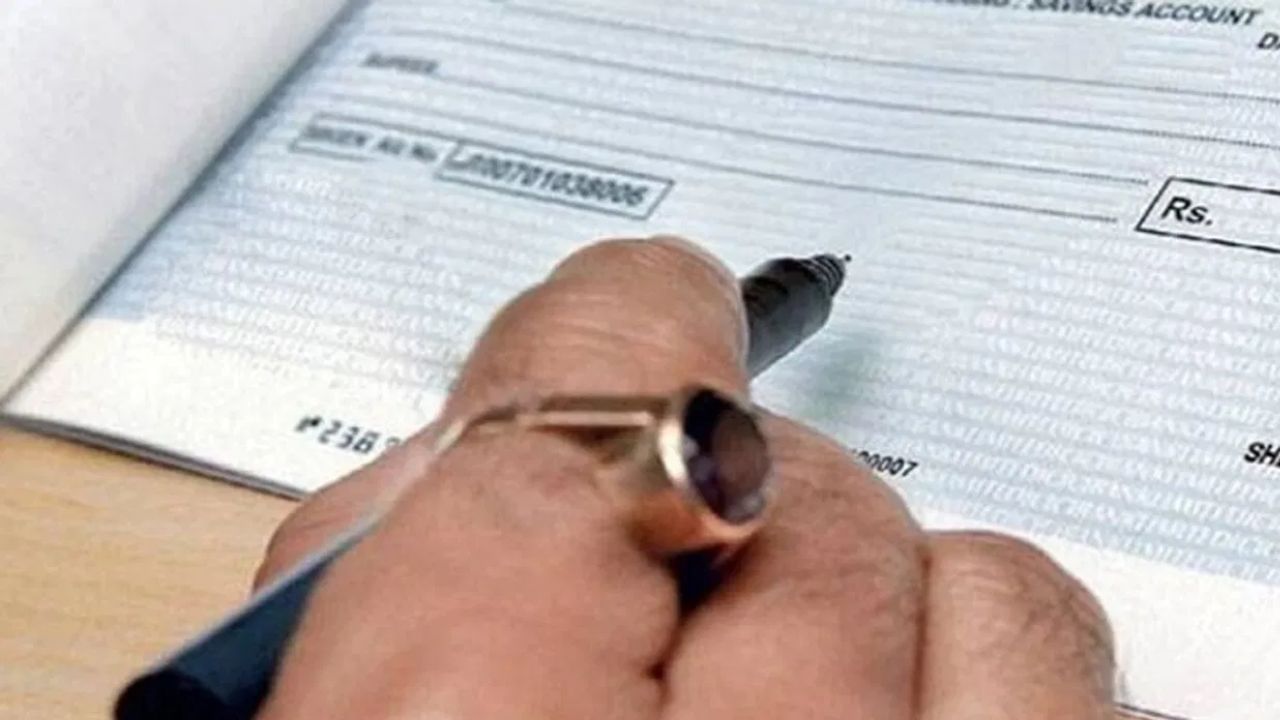 चेकवर  lakh  की lac काय लिहावं यावरून अनेक लोक कंफ्यूज होतात, दोन्ही स्पेलिंगमधील नेमका फरक त्यांच्या लक्षात येत नाही. या संदर्भात आरबीआयनं  गाईडलाईन जारी केली आहे.