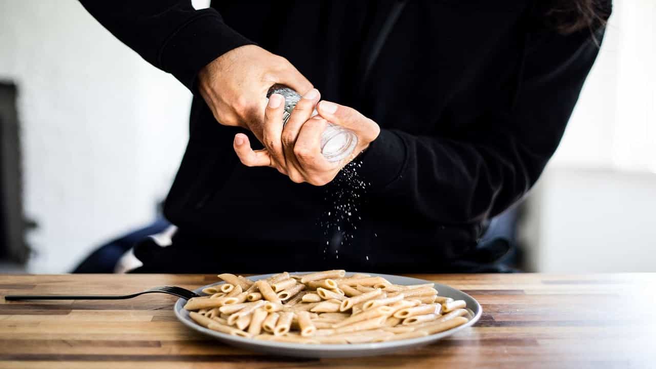 या 5 लक्षणांवरून ओळखा तुम्ही गरजेपेक्षा खाताय जास्त मीठ, ताबोडतोब प्रमाण करा कमी