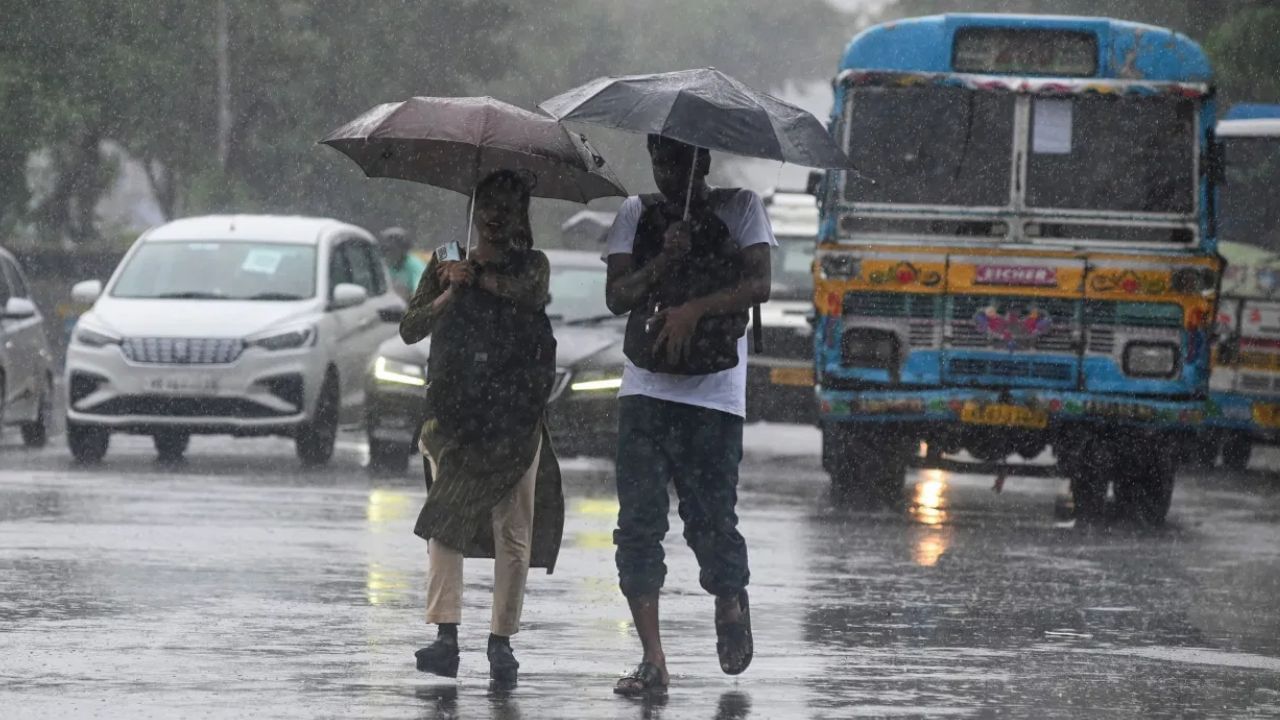 दरम्यान दुसरीकडे मराठवाड्यात देखील पावसाचा इशारा देण्यात आला आहे, मराठवाड्यातील छत्रपती संभाजीनगर, जालना, हिंगोली आणि परभणी या जिल्ह्यांमध्ये विजांच्या कडकडाटासह पावसाची शक्यता हवामान खात्याकडून वर्तवण्यात आली आहे.