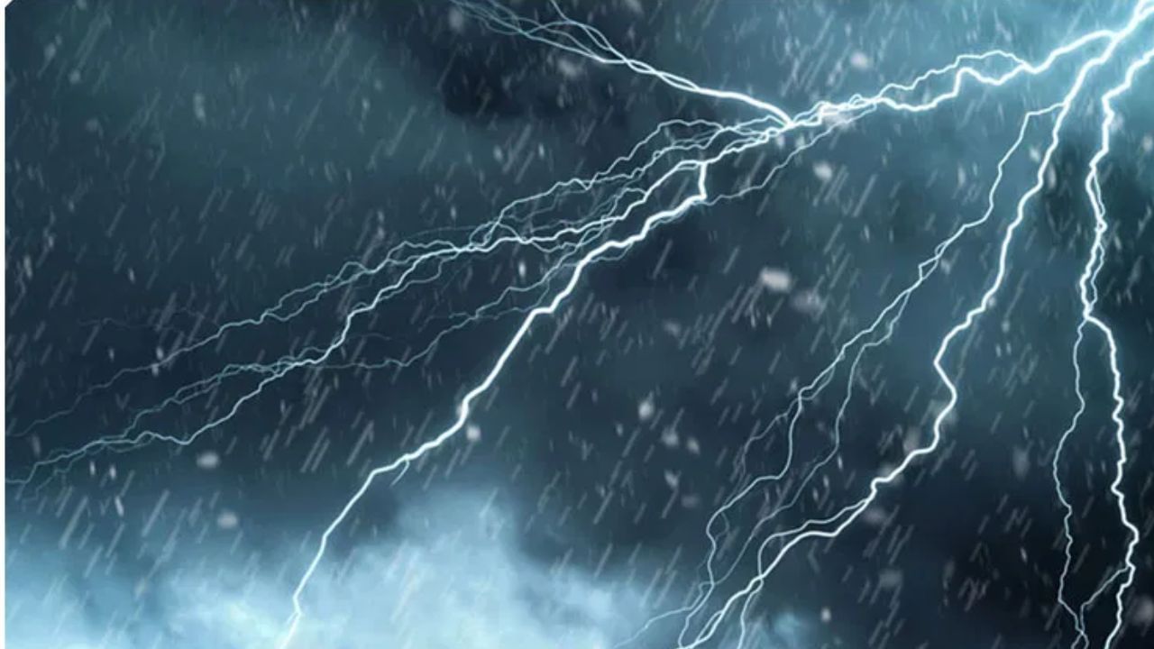 उत्तर महाराष्ट्रातही हवामान विभागानं पावसाचा इशारा दिला आहे, उत्तर महाराष्ट्रात काही भागांमध्ये जोरदार पावसाची शक्यता वर्तवण्यात आली आहे.