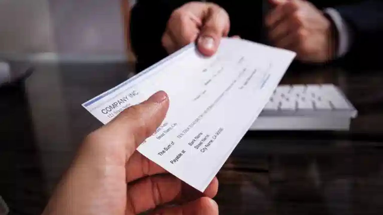 मात्र आरबीआयच्या गाईडलाईननुसार चेकवर नेहमी  'lakh' असाच उपयोग करावा,  lakh हाच शब्द योग्य आहे, असं रिझर्व्ह बँकेनं म्हटलं आहे.  