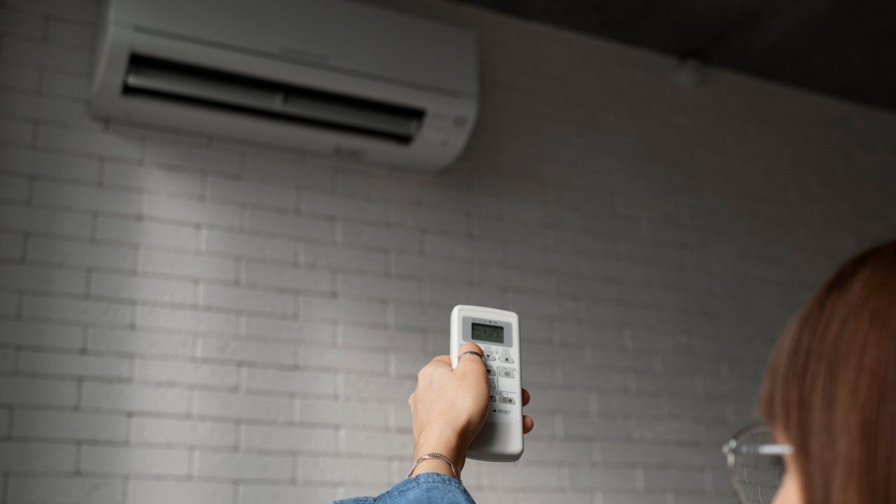 फक्त On-Off साठी नाही, तर AC च्या रिमोटमध्ये लपलेले असतात हे देखील फिचर्स, तुम्ही वापरता का? फक्त On-Off साठी नाही, तर AC च्या रिमोटमध्ये लपलेले असतात हे देखील फिचर्स, तुम्ही वापरता का?