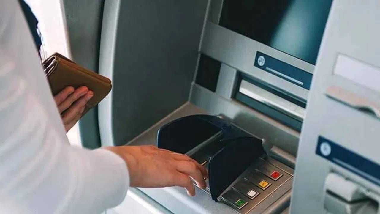 ATM उघड्यावर असलं तरी लुटणं इतकं सोपं नाही, कारण हे स्मार्ट सिक्योरिटी लेयर्स ATM उघड्यावर असलं तरी लुटणं इतकं सोपं नाही, कारण हे स्मार्ट सिक्योरिटी लेयर्स