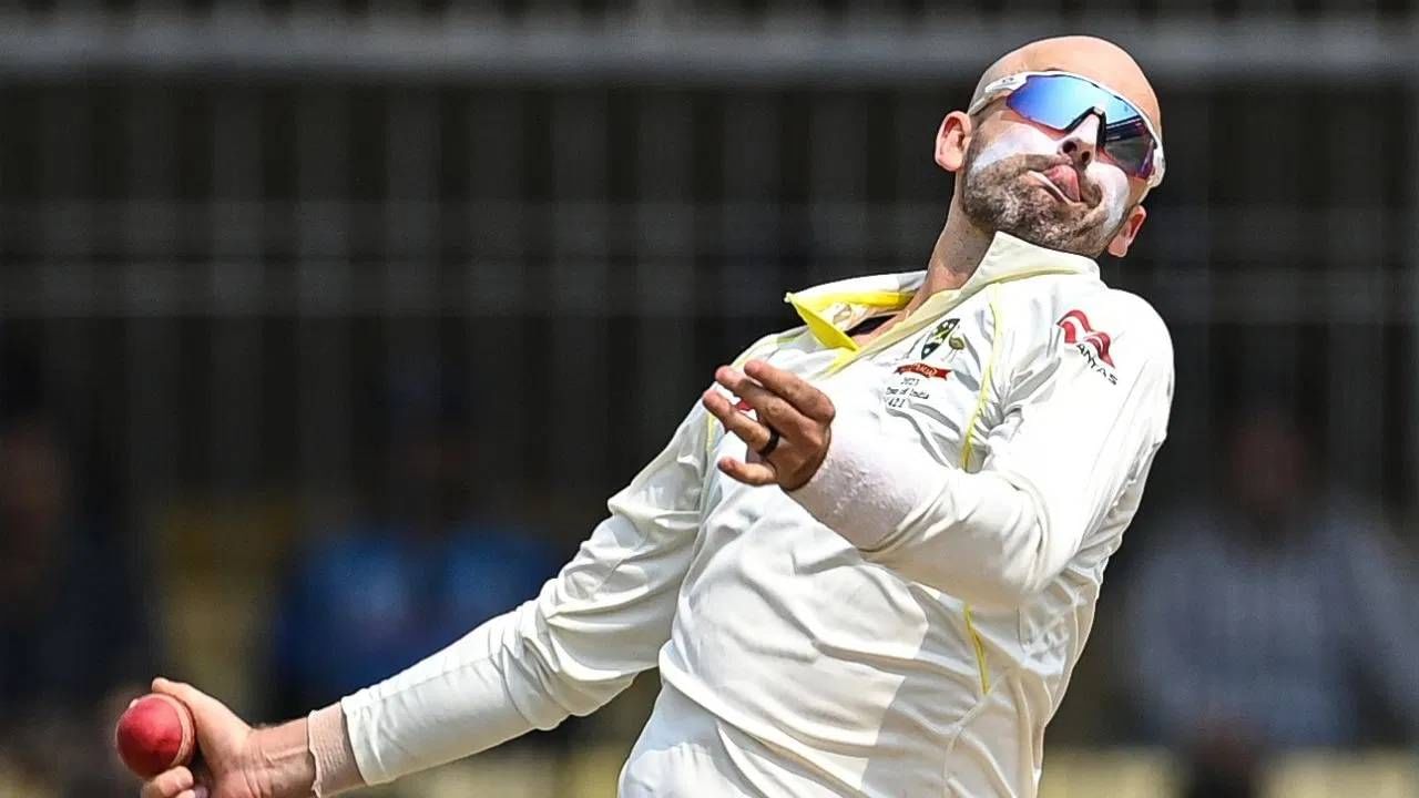 नाथन लियोन 139 कसोटी सामन्यात 34504 चेंडू टाकले आणि 16942 धावा दिल्या. तसेच 562 विकेट घेतल्या आहेत. यासह कसोटी क्रिकेटमध्ये सर्वाधिक विकेट घेणाऱ्या खेळाडूंच्या यादीत सातवा गोलंदाज ठरला आहे. (Photo-AFP)