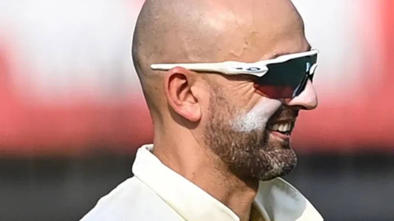 नाथन लियोनने 2011 मध्ये श्रीलंकेविरुद्धच्या कसोटी मालिका खेळत कारकिर्दीला सुरुवात केली होती. नाथन लियोनने आतापर्यंत 5750 षटकं टाकली आहेत. यात एकही नो बॉल टाकला नही. कसोटी क्रिकेटच्या इतिहासात 100 सामने खेळून एकही नो बॉल न टाकलेला एकमेव गोलंदाज ठरला आहे. (Photo-AFP)