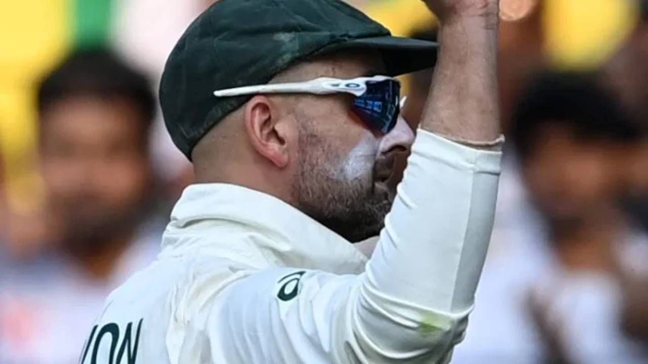 ऑस्ट्रेलियाचा महान फिरकीपटून नाथन लियोनने एकही नो बॉल न टाकता कसोटी क्रिकेटमध्ये एका नव्या विक्रमाला गवसणी घातली ठआहे. त्याने 34504 चेंडू टाकले. पण यात एकही नो बॉल नव्हता. 34500हून अधिक चेंडू टाकत त्याने विक्रम रचला आहे. (Photo-AFP)