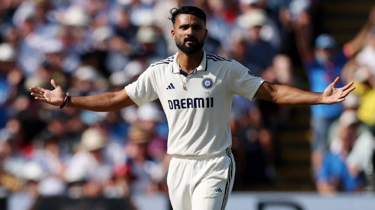 दुसर्‍या कसोटी सामन्याच्या पहिल्या डावात त्याने २० षटकांत runs 88 धावा केल्या आणि vistes विकेट्स घेतल्या. पहिल्या डावात त्याने बेन डक्ट, ऑली पोप, हॅरी ब्रूक आणि ख्रिस वोक्स यांना बाद केले. (फोटो-बीसीसीआय)