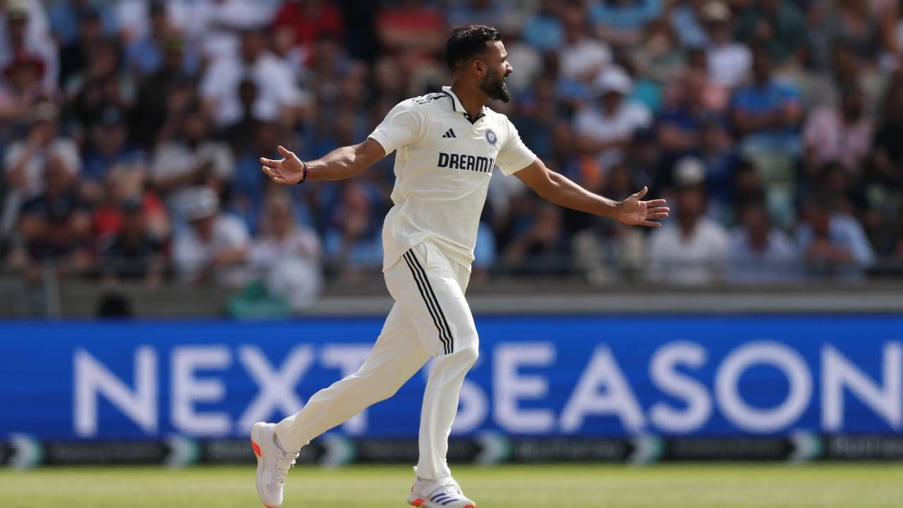 चाचणी क्रिकेट कारकीर्दीत प्रथमच 6 विकेट घेण्याचा मान आकाश दीपने मिळविला. इंग्लंडच्या भूमीवरील कसोटी सामन्यात पहिल्या सहा विकेट्स. इतकेच नाही तर त्याच्याकडे इंग्लंडविरुद्धच्या कसोटी क्रिकेटमध्ये सहा विकेट आहेत. (फोटो-बीसीसीआय)