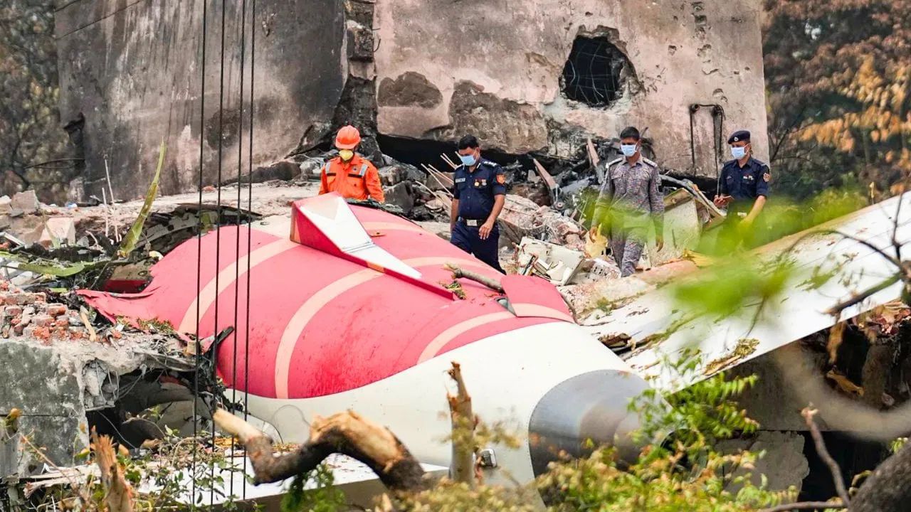 टेकऑफनंतर दोन्ही इंजिन बंद, एअर इंडिया विमान अपघाताच्या चौकशी अहवालात धक्कादायक खुलासे टेकऑफनंतर दोन्ही इंजिन बंद, एअर इंडिया विमान अपघाताच्या चौकशी अहवालात धक्कादायक खुलासे