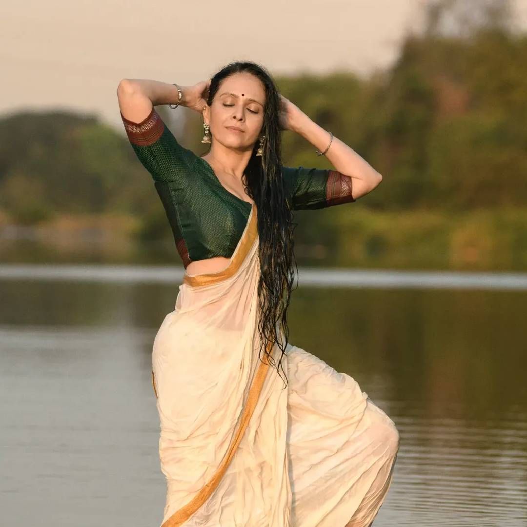 मराठमोळ्या अभिनेत्री ऐश्वर्या नारकर त्यांच्या स्टायलिश अंदाजासाठी ओळखल्या जातात. ऐश्वर्या आणि त्यांचे पती अविनाश नारकर हे सोशल मीडियावर खूप सक्रिय असतात. इन्स्टाग्रामवर ते सतत रील्स आणि फोटो पोस्ट करत नेटकऱ्यांचं मनोरंजन करतात.