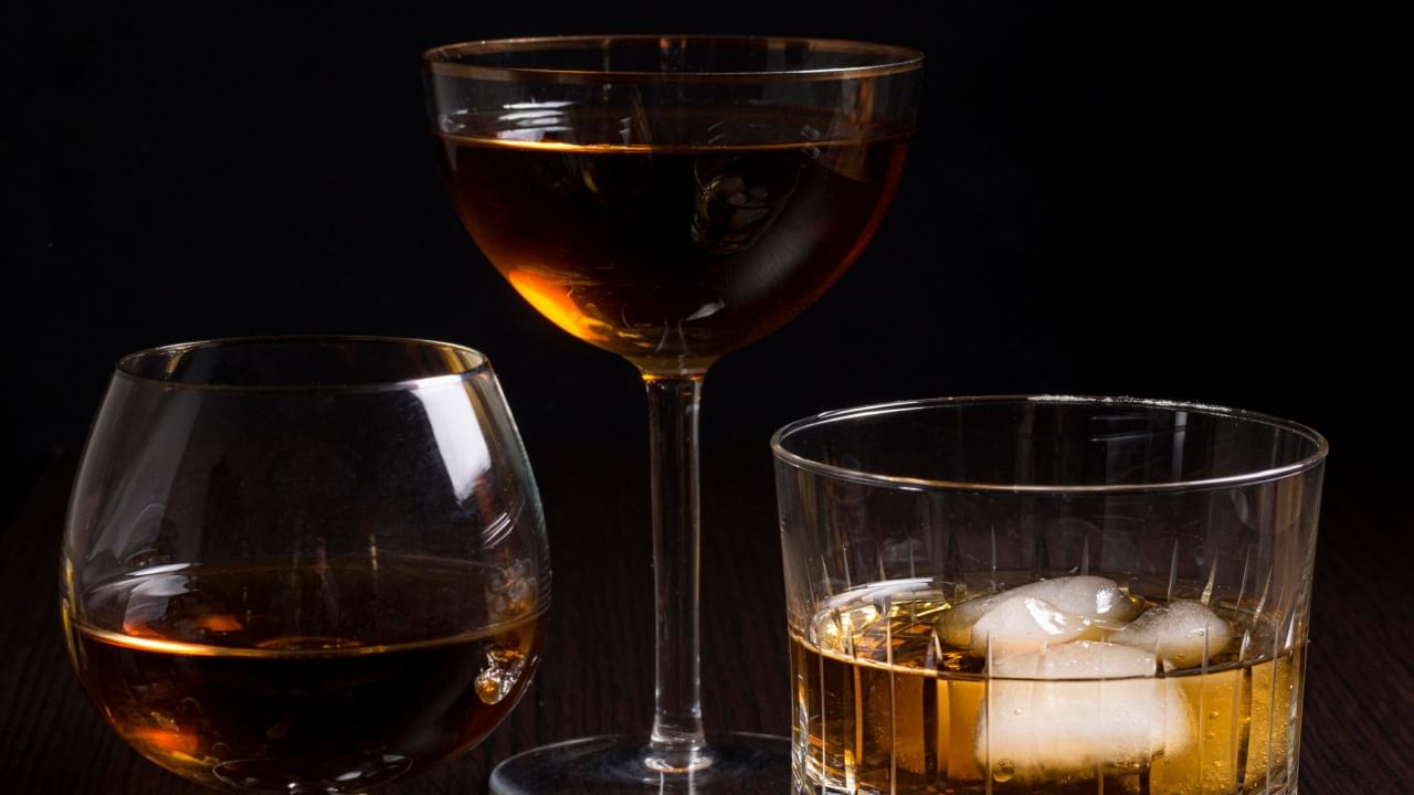 काही ग्लास हे खालच्या बाजूने जाड असतात. ज्यामुळे हाताच्या उष्णतेचा दारूवर लगेच परिणाम होत नाही. तसेच दारु ज्या तापमानावर प्यायची आहे, त्याच तापमानावर ती अधिक काळ टिकून राहते, ज्यामुळे तिचा स्वाद बिघडत नाही.