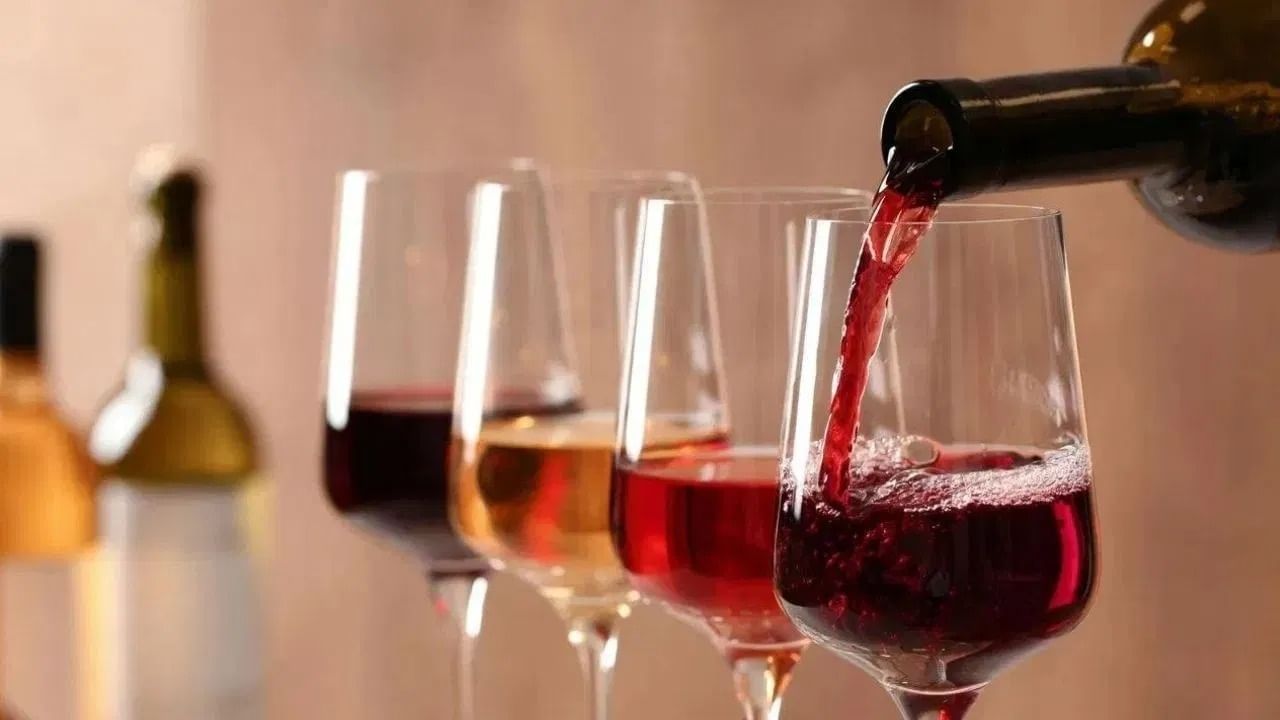 काचेच्या ग्लासात दारु पिणं ही केवळ जुनी परंपरा नाही की यामागे काही ठोस कारणं आहेत. अनेक जणांना वाटतं की दारु पिताना केवळ दिखावा म्हणून काचेचा ग्लास वापरला जातो. पण तज्ज्ञांच्या मते यामागे केवळ सौंदर्यच नाही. तर विज्ञान, स्वच्छता आणि दारुचा खरा स्वाद अनुभवण्याचं रहस्य दडलेलं आहे.