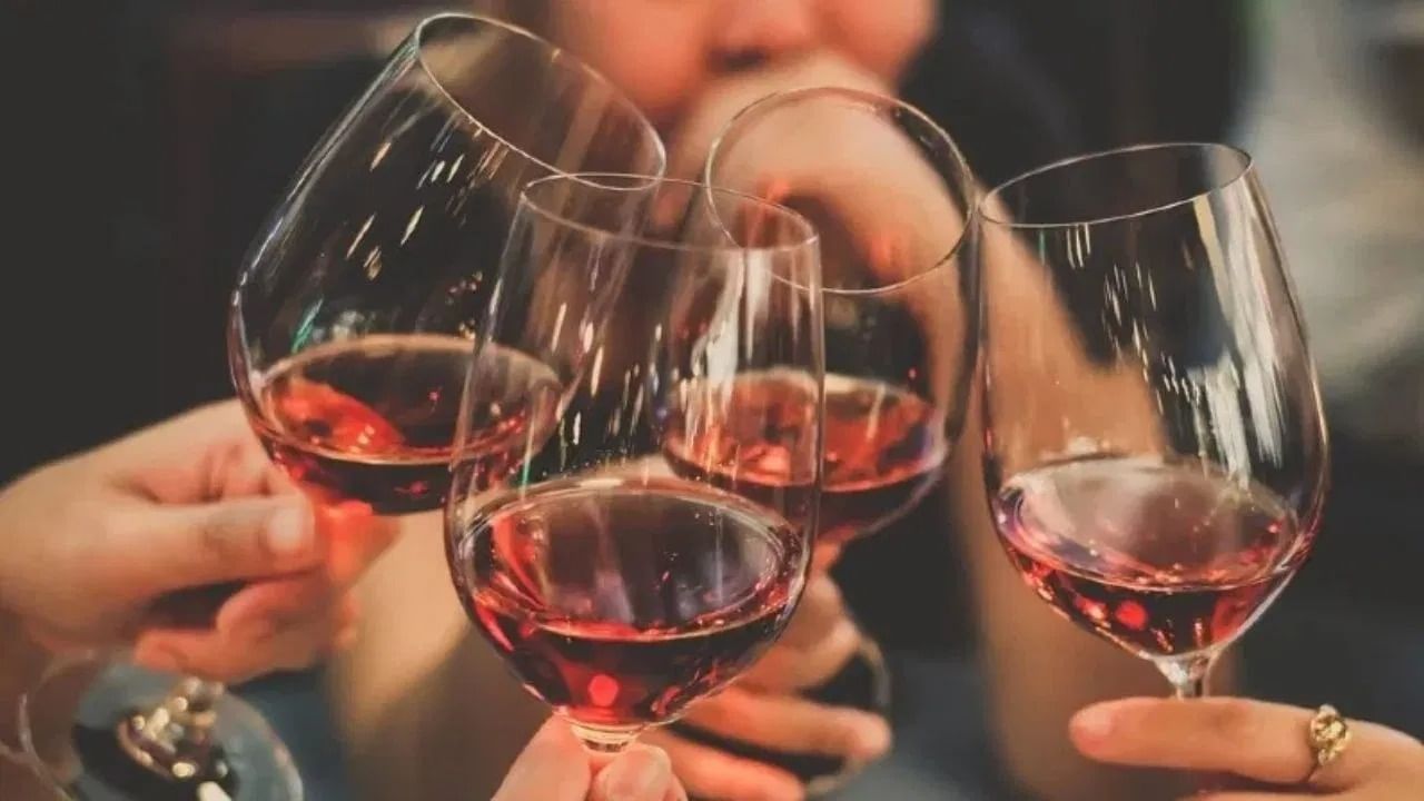 आपण एखाद्या बार, रेस्टॉरंट किंवा अगदी पार्टीला गेला आणि तिथे दारु ऑर्डर केली तर तुम्हाला ती काचेच्या ग्लासात आणून दिली जाते. तसेच अनेक मद्यप्रेमी हे दारु पिताना नेहमी काचेच्या ग्लासाचा वापर करतात. पण तुम्हाला कधी प्रश्न पडलाय का की दारु ही नेहमी काचेच्या ग्लासातच का दिली जाते. आज आपण यामागे दडलेले उत्तर जाणून घेणार आहोत.