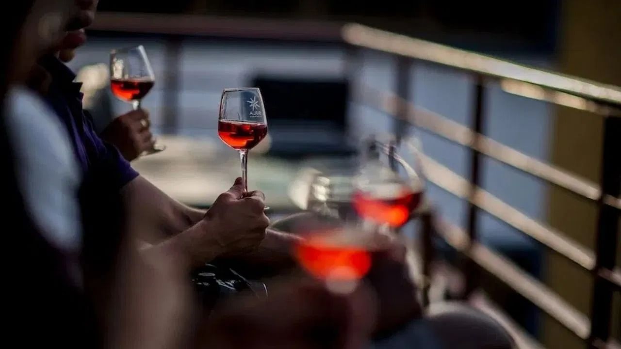 दारू काचेच्या ग्लासात देण्यामागे केवळ दिखावा नाही. त्यामागे रंग, चव, सुगंध, स्वच्छता, सुरक्षितता आणि योग्य तापमान राखणं हे गरजेचे असते. त्यामुळे पुढच्या वेळी तुम्ही काचेच्या ग्लासात दारू पिताना या कारणांचा नक्की विचार करा.