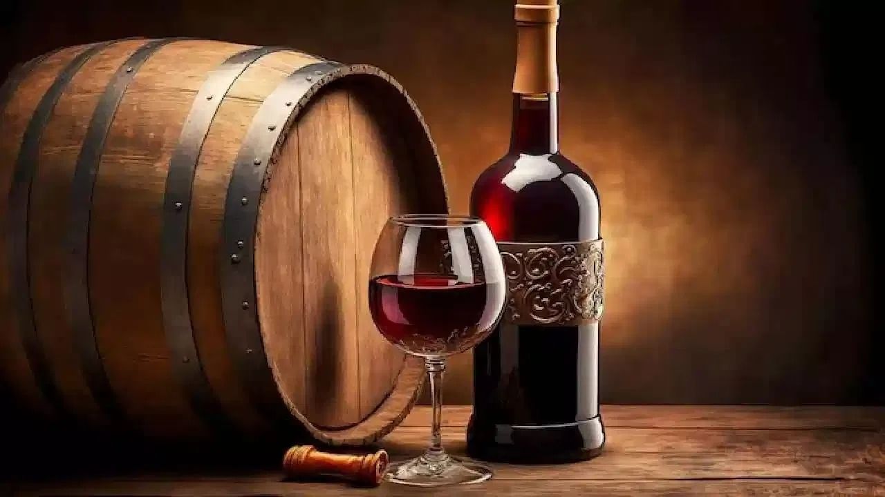 दारू हे केवळ तहान भागवण्यासाठी किंवा एन्जॉय करण्यासाठी घेतलं जात नाही. बार किंवा रेस्टॉरंटमध्ये दारु पिताना तिचं प्रेझेंटेशन खूप महत्त्वाचं असतं. काचेचे ग्लास दारूला एक सुंदर आणि आकर्षक स्वरूप देतात. त्यांचा आकार, त्यांची चमक आणि त्यातून दिसणारा दारूचा रंग यामुळे पिण्याचा अनुभव अधिक आनंददायी बनतो.